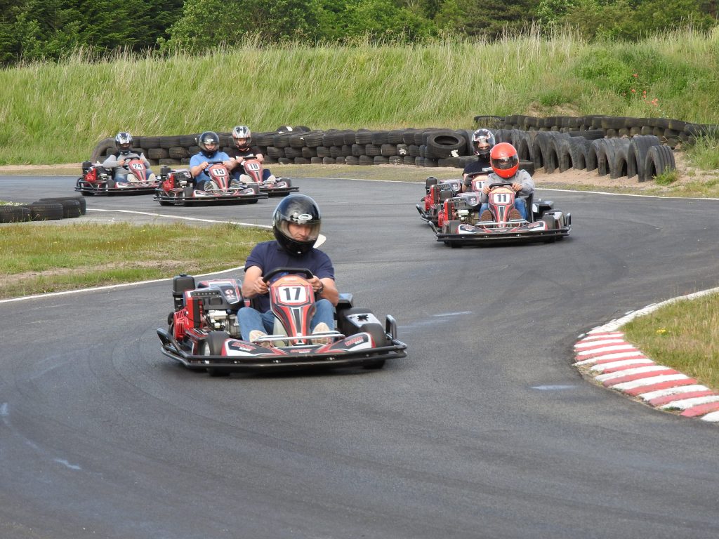 Billed af folk der køre gokart tæt på Aalborg